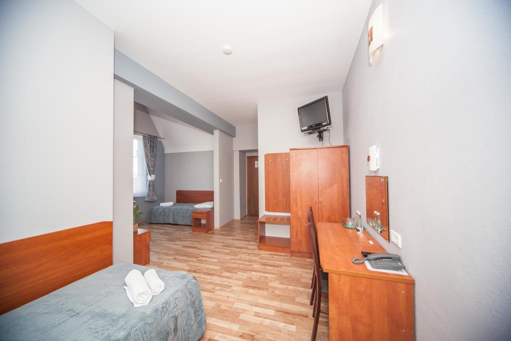 Hotel Ada Wiekszyce Extérieur photo